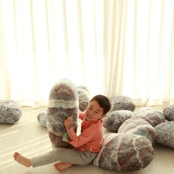 pebble floor stong pillows 4209